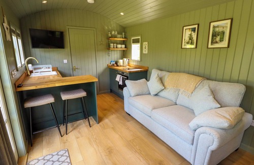 Ashby cum Fenby Cottage | BLUEBELL, romantic, character holiday cottage in Waltham