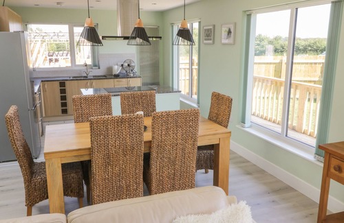 Arnold Cottage | BLUEBELL WOOD, pet friendly, luxury holiday cottage in Brandesburton