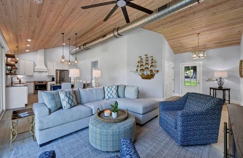 Saluda House | Bluebird Bay with Hot Tub & Outdoor Area | Sleeps 8