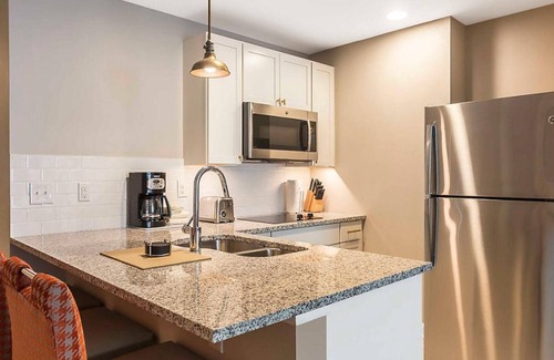 Downtown Charleston Resort | Bluegreen's King 583 Resort - Studio – Charleston Charm Meets Modern Luxury