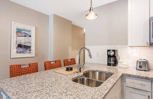 Downtown Charleston Resort | Bluegreen's King 583 Resort - Studio – Charleston Charm Meets Modern Luxury