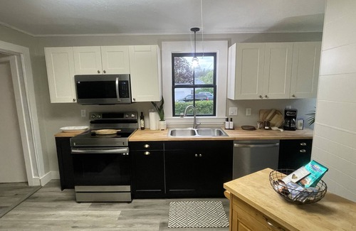 Dubuque House | Blufftop Charmer above Downtown Dubuque. 3 bedrooms. Walkable to Downtown.