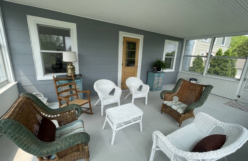 Dubuque House | Blufftop Charmer above Downtown Dubuque. 3 bedrooms. Walkable to Downtown.