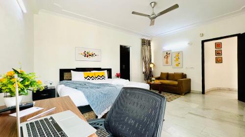 Defence Colony Apartment | BluO Studio - Defence Colony - BathTub, Kitchen