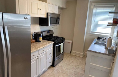 Bryn Mawr Apartment | BM~4 2mins DT/Patio+Parking/50” Roku TV/400 Mbps