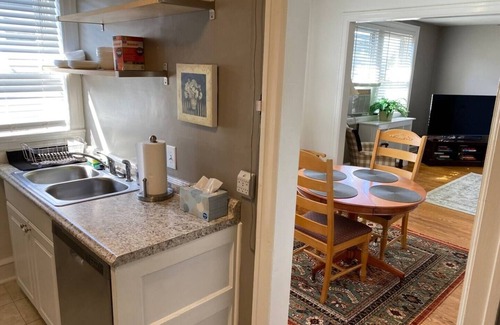 Bryn Mawr Apartment | BM~4 2mins DT/Patio+Parking/50” Roku TV/400 Mbps