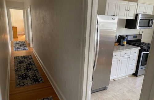 Bryn Mawr Apartment | BM~4 2mins DT/Patio+Parking/50” Roku TV/400 Mbps