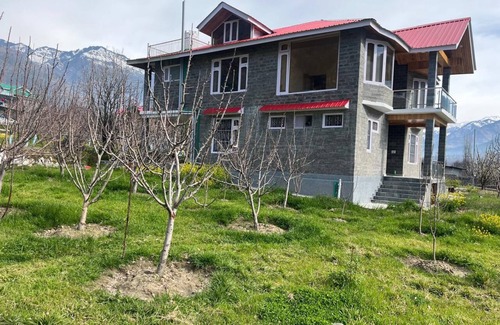 Mohal Villa | BnBBuddy Himalayan 3BR Farmstay wid Lawn, Bonfire