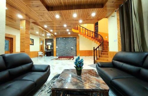 Raison Villa | BnBBuddy Himalayan 3BR Farmstay wid Lawn Near Manali