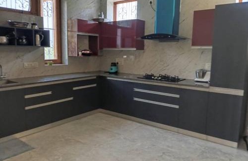 Raison Villa | BnBBuddy Himalayan 3BR Farmstay wid Lawn Near Manali