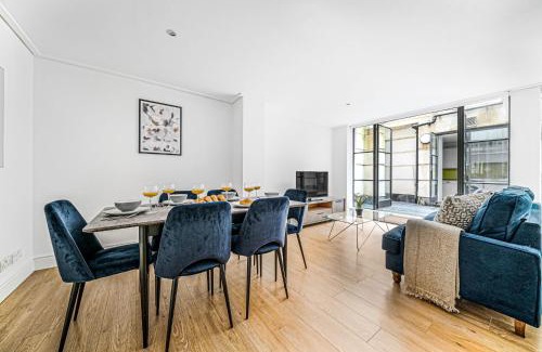 The City of London Apartment | BnBNova - Heart of Holborn - 2BR with Patio