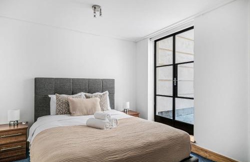 The City of London Apartment | BnBNova - Heart of Holborn - 2BR with Patio