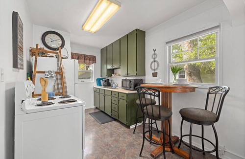 Central - Terry Apartment | Bo's Rusty Relic Billings |Hot Tub | Rustic decor | Central Billings