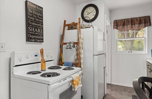 Central - Terry Apartment | Bo's Rusty Relic Billings |Hot Tub | Rustic decor | Central Billings