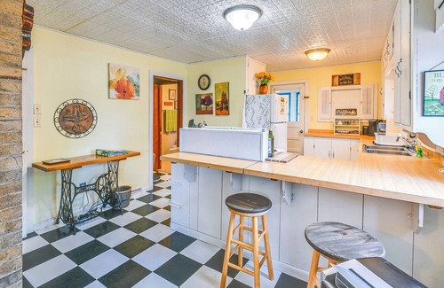 Sherrodsville House | Boat & Unwind! Charming Atwood Lake Farmhouse