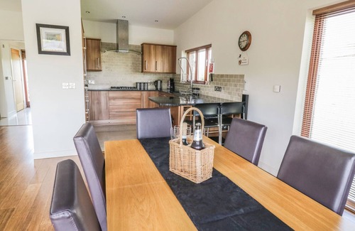 Capernwray Cottage | BOAVISTA, pet friendly, with hot tub in Carnforth