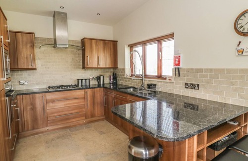 Capernwray Cottage | BOAVISTA, pet friendly, with hot tub in Carnforth