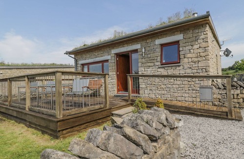 Capernwray Cottage | BOAVISTA, pet friendly, with hot tub in Carnforth