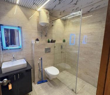 Vasundhara Apartment | Bodhi Tree - Luxurious 1B Apartment near Hindon Airport