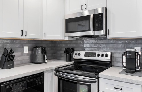 Park East House | Boho Bungalow with Parking, Wi-Fi, Washer & Dryer, Pets OK