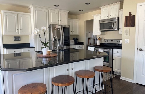 Sheboygan House | Boho Farmhouse - Fire Pit - Huge Backyard-Golfing - Family Friendly