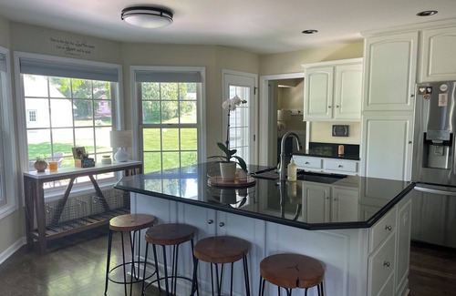 Sheboygan House | Boho Farmhouse - Fire Pit - Huge Backyard-Golfing - Family Friendly