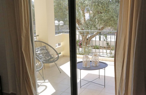 Aigio Apartment | Boho Studio with terrace and pool close to the beach