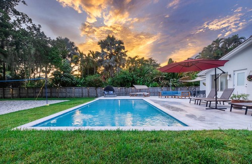 El Portal Villa | Boho Villa 4BR Villa With Canal View Sand VB CT