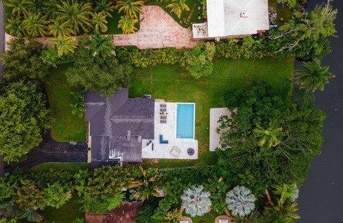 El Portal Villa | Boho Villa 4BR Villa With Canal View Sand VB CT