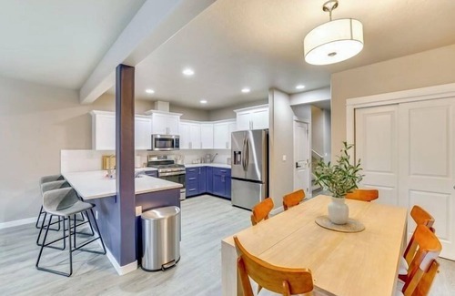 Sunset House | Boise Blue Retreat - Stay in Boise’s coveted North End! This 4BR/3BA retreat blends modern style with Boise Blue charm. Minutes from downtown, Hyde Park, Camel’s Back Park, 13th Street, White Water Park and the Greenbelt. Relax in the backyard oasis.