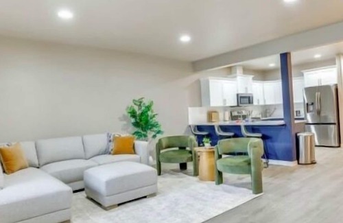Sunset House | Boise Blue Retreat - Stay in Boise’s coveted North End! This 4BR/3BA retreat blends modern style with Boise Blue charm. Minutes from downtown, Hyde Park, Camel’s Back Park, 13th Street, White Water Park and the Greenbelt. Relax in the backyard oasis.