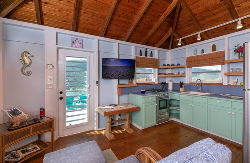 Seagrape Hill Cottage | Bon Bini Cottage - Full AC, Solar Power w/Battery Back-Up, & Hot Tub!