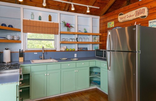 Seagrape Hill Cottage | Bon Bini Cottage - Full AC, Solar Power w/Battery Back-Up, & Hot Tub!