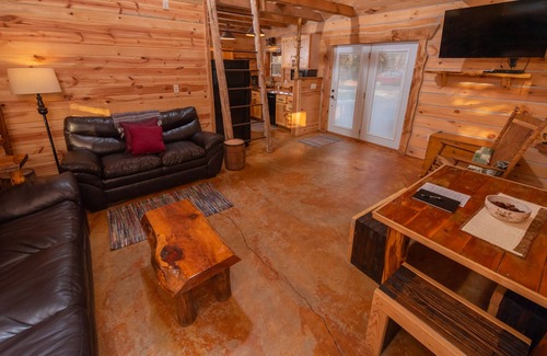 Madison Cabin | Bonnie's Private City Cabin-Madison's Only Log Cabin Rental