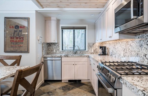 Elkhorn Village Condo | Book a Holiday Getaway Today! Charming Condo near Sun Valley Village with WIFI