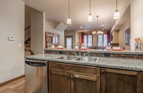 Woodwinds House | Book Now for Fall Getaways! Three-Level Townhome with Golf Course Views! Firepla