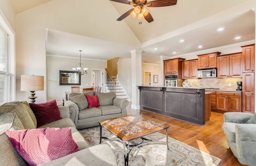 Gainesville House | Book now for Labor Day! Private dock, Outdoor Kitchen & Fire Pit