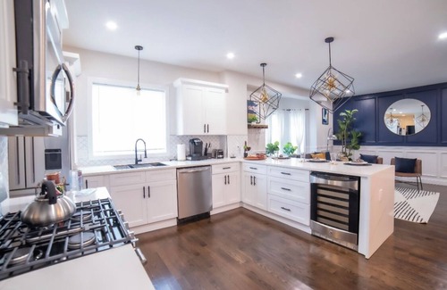 Everett Apartment | Boston 2 level luxury home, Free Parking, 5 mins to casino & 10 mins to airport