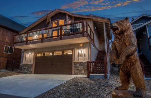 Boulder Bay Ski Chalet | Boulder Bay Chalet Lakefront - Elegantly decorated with Hot Tub and Game Room!