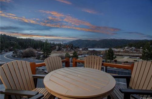 Boulder Bay Ski Chalet | Boulder Bay Chalet Lakefront - Elegantly decorated with Hot Tub and Game Room!