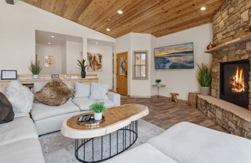 Boulder Bay Ski Chalet | Boulder Bay Chalet Lakefront - Elegantly decorated with Hot Tub and Game Room!