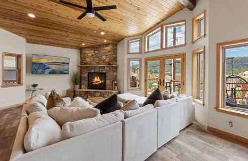 Boulder Bay Ski Chalet | Boulder Bay Chalet Lakefront - Elegantly decorated with Hot Tub and Game Room!