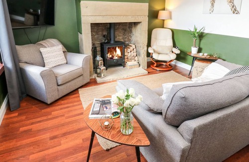 Ainley Top Cottage | BOUNDARY COTTAGE, pet friendly, character holiday cottage in Golcar