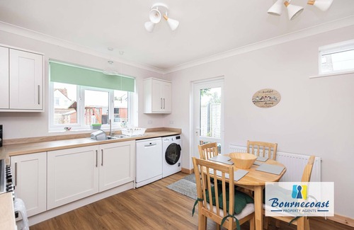 Mudeford House | Bournecoast: Five bedroom family chalet bungalow with garden - Mudeford - HB9600