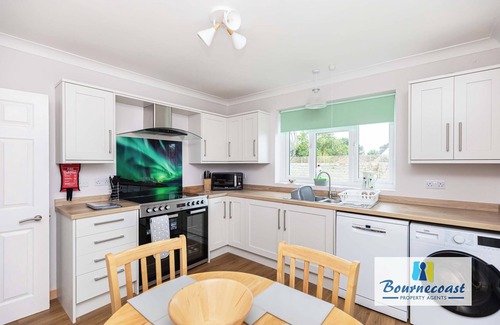 Mudeford House | Bournecoast: Five bedroom family chalet bungalow with garden - Mudeford - HB9600