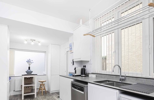 Southbourne Apartment | BOURNECOAST: MODERN HOLIDAY FLAT WITH FANTASTIC SEA VIEWS - SANDY BEACHES-FM6128