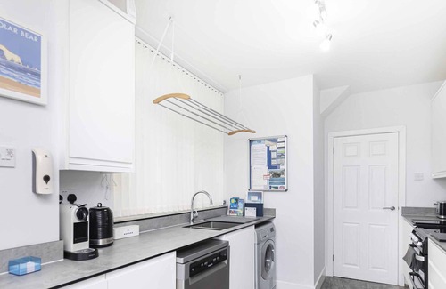 Southbourne Apartment | BOURNECOAST: MODERN HOLIDAY FLAT WITH FANTASTIC SEA VIEWS - SANDY BEACHES-FM6128