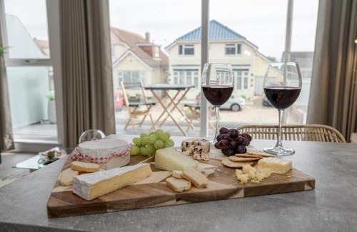 Southbourne Apartment | BOURNECOAST - Stylish Flat with BALCONY - SEA GLIMPSES - 10 MIN WALK TO BEACH - PARKING - WIFI - FM8405