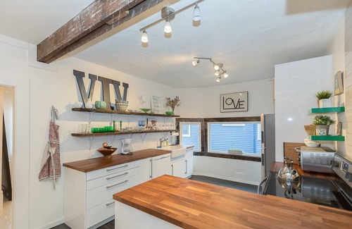 Southmoreland Apartment | Boutique Apartment - Walk to Westport, Plaza, Restaurants & Streetcar in 10/25!