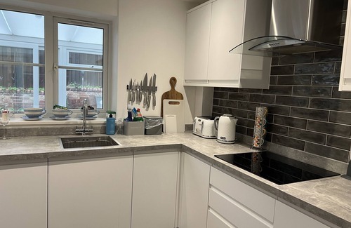 Exmouth House | Boutique coastal townhouse, parking & walking distance to beach, pets welcome